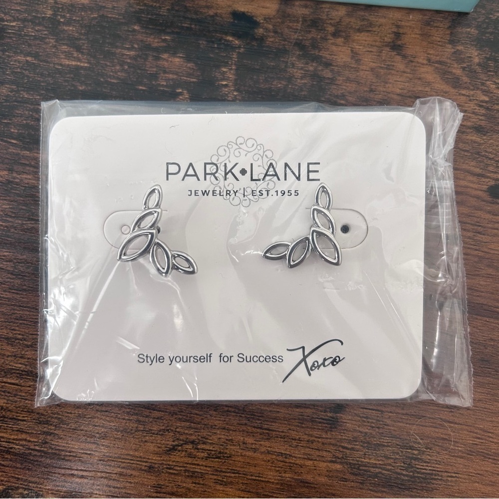NIB Park Lane "CREPE" Pierced Earrings in Silver Pretty & Lightweight Classic